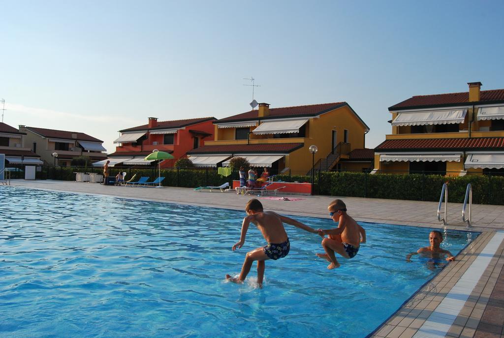 Residence Villaggio Dei Fiori Con Piscina E Posto Spiaggia Incluso كاوْرلي الغرفة الصورة